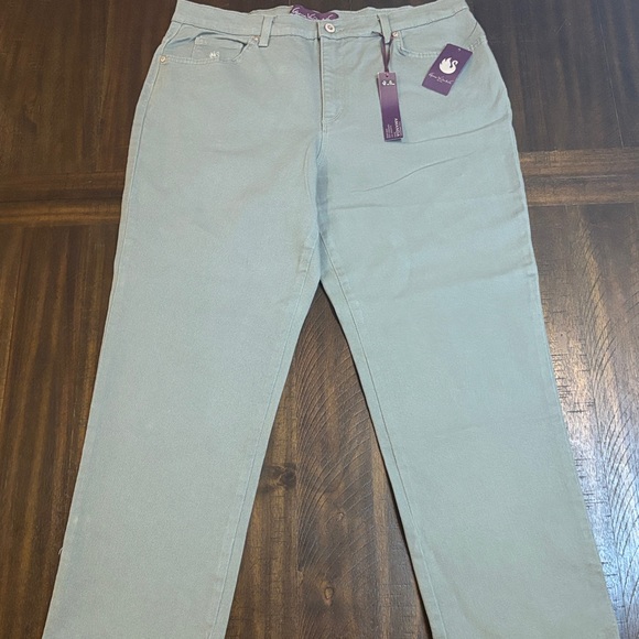 NWT  Gloria Vanderbilt Soft Green Amanda Jean Tapered Classic Mid Rise (16) - Picture 1 of 7
